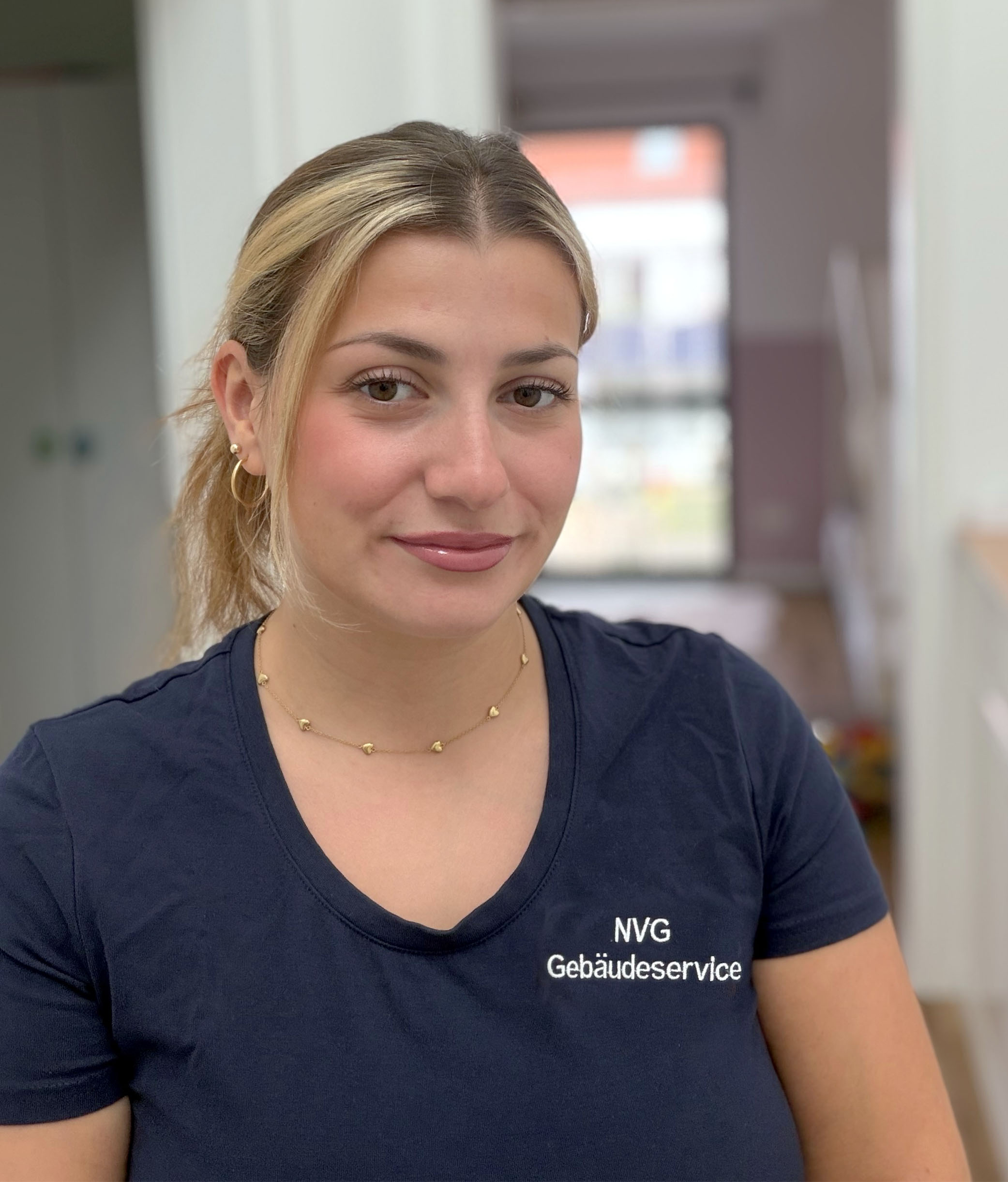Isabell Ganzitti, Inhaberin von NVG Gebäudeservice, im dunkelblauen Firmenshirt